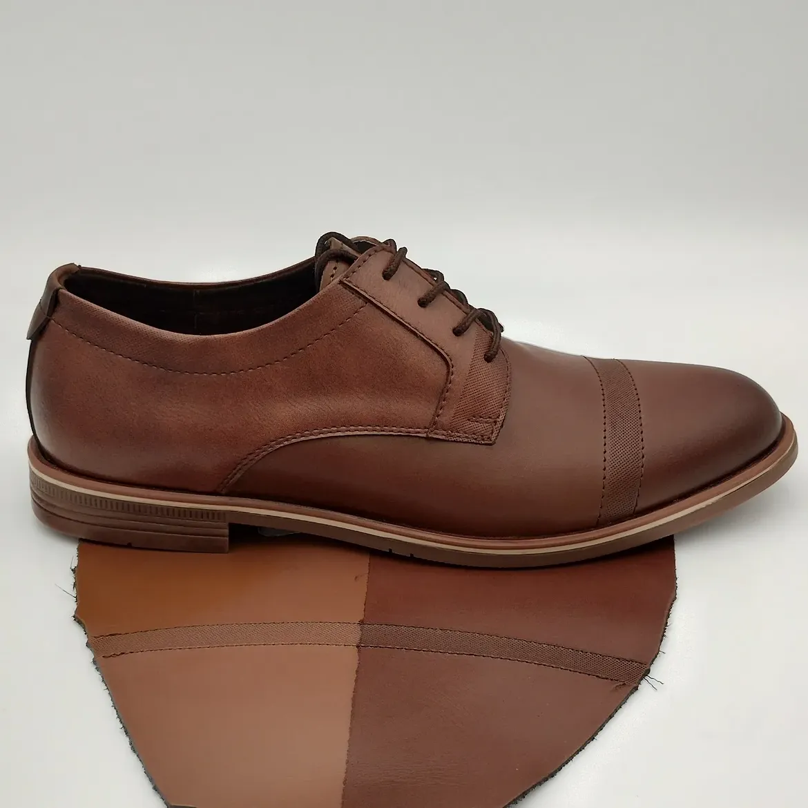 Zapato café sobre muestras de piel